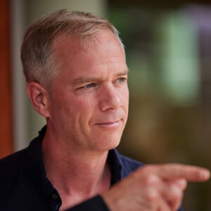 Ses passages à l'antenne se déroulent toujours sans couac et pourtant, le journaliste cache un trouble très rare 
Julien Arnaud au village lors des Internationaux de France de tennis de Roland Garros 2023, à Paris, France, le 9 juin 2023. © Jacovides-Moreau/Bestimage