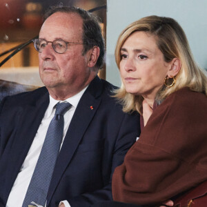 Semi-exclusif - François Hollande et sa compagne Julie Gayet assistent au match opposant C. Alcaraz à S. Tsitsipas lors des Internationaux de France de tennis de Roland Garros 2024 à Paris le 4 juin 2024. © Jacovides-Moreau/Bestimage 