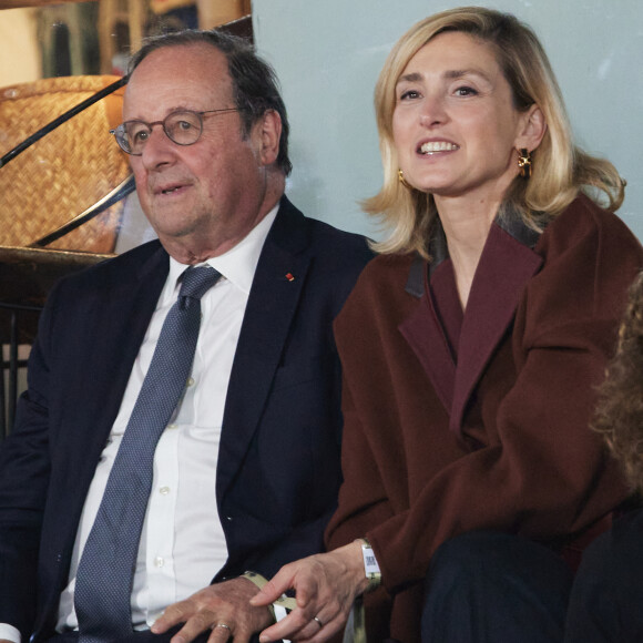 Lundi 29 juillet 2024, Julie Gayet et François Hollande ont assisté au quart de finale du tournoi de rugby à 7 féminin au Stade de France.
François Hollande et sa compagne Julie Gayet assistent au match opposant C. Alcaraz à S. Tsitsipas lors des Internationaux de France de tennis de Roland Garros 2024 à Paris le 4 juin 2024. © Jacovides-Moreau/Bestimage 