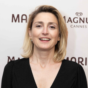 Julie Gayet - Soirée " Maria " sur la plage Magnum lors du 77ème Festival International du Film de Cannes, France, le 21 mai 2024. © Jeremy Melloul / Magnum Cannes via Bestimage   