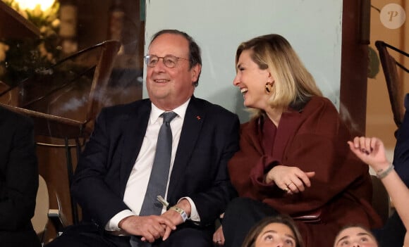 François Hollande et sa compagne Julie Gayet assistent au match opposant C. Alcaraz à S. Tsitsipas lors des Internationaux de France de tennis de Roland Garros 2024 à Paris le 4 juin 2024. © Jacovides-Moreau/Bestimage 