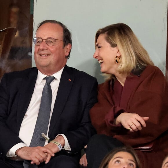 François Hollande et sa compagne Julie Gayet assistent au match opposant C. Alcaraz à S. Tsitsipas lors des Internationaux de France de tennis de Roland Garros 2024 à Paris le 4 juin 2024. © Jacovides-Moreau/Bestimage 