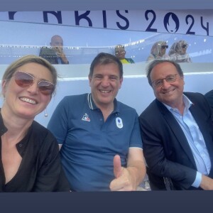 Malgré la défaite, Julie Gayet et son mari ont gardé le sourire ! L'occasion pour l'actrice de partager un rare selfie sur Instagram...
Julie Gayet et son compagnon François Hollande au Stade de France ce lundi 29 juillet 2024 pour supporter les Bleues face aux Canadiennes dans le cadre des Jeux Olympiques de Paris.
(Capture d'écran Instagram)