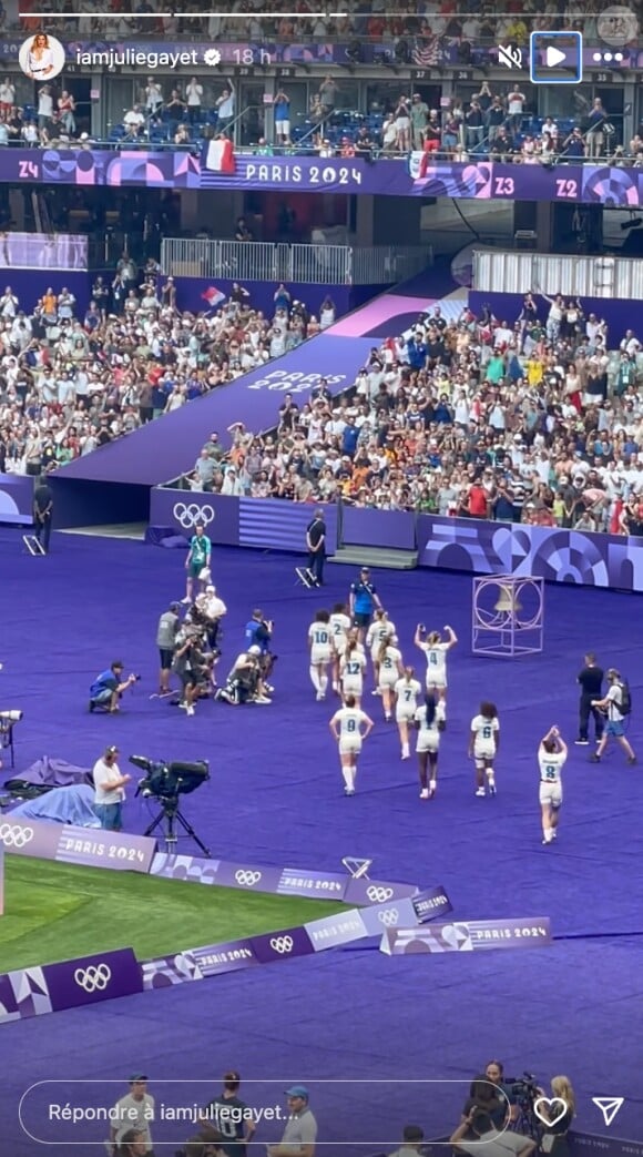 Malheureusement les tricolores se sont malheureusement inclinées face aux Canadiennes (14-19)...
Julie Gayet au Stade de France ce lundi 29 juillet 2024 pour supporter les Bleues face aux Canadiennes dans le cadre des Jeux Olympiques de Paris.
(Capture d'écran Instagram)
