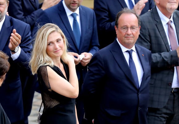 François Hollande et sa compagne Julie Gayet lors de la cérémonie d'hommage national à Jean-Paul Belmondo à l'Hôtel des Invalides à Paris, France, le 9 septembre 2021. © Dominique Jacovides/Bestimage 