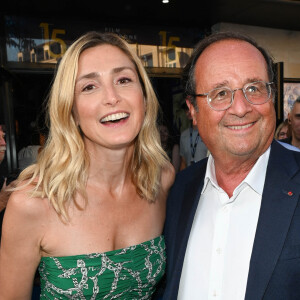 Julie Gayet et son mari François Hollande lors du 15ème festival du film francophone de Angoulême (jour 4) au cinéma CGR à Angoulême, France, le 26 août 2022. © Coadic Guirec/Bestimage 