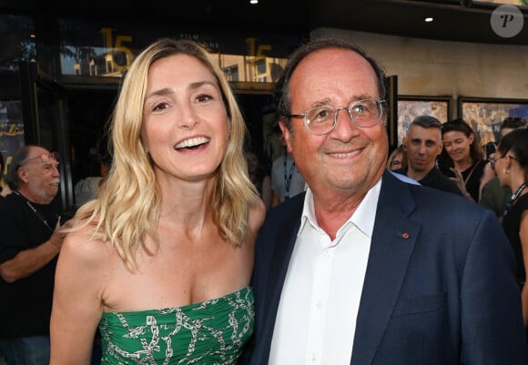 Julie Gayet et son mari François Hollande lors du 15ème festival du film francophone de Angoulême (jour 4) au cinéma CGR à Angoulême, France, le 26 août 2022. © Coadic Guirec/Bestimage 