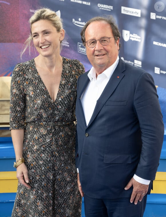 Julie Gayet et son mari François Hollande aux arrivées sur le tapis bleu de la 16ème édition du festival du film francophone de Angoulême le 25 août 2023. © Coadic Guirec / Bestimage 