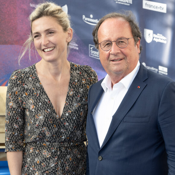 Julie Gayet et son mari François Hollande aux arrivées sur le tapis bleu de la 16ème édition du festival du film francophone de Angoulême le 25 août 2023. © Coadic Guirec / Bestimage 