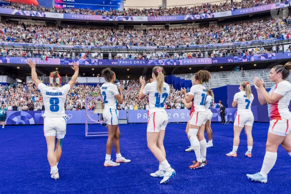 L'équipe de France (FRA) célèbre sa victoire contre l'équipe du Brésil (BRA) lors du match de la poule C du rugby à sept féminin au stade Sade de France pendant les Jeux olympiques d'été de 2024 à Paris, en France. © Walter Arce/ZUMA Press/Bestimage