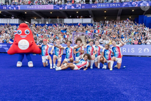 L'équipe de France (FRA) célèbre sa victoire contre l'équipe du Brésil (BRA) lors du match de la poule C du rugby à sept féminin au stade Sade de France pendant les Jeux olympiques d'été de 2024 à Paris, en France. © Walter Arce/ZUMA Press/Bestimage