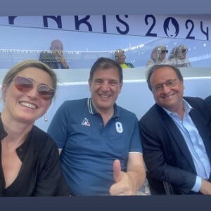 Julie Gayet s'immortalisant tout sourire aux côtés de son époux François Hollande au stade de France ce lundi 29 juillet 2024.
(Capture d'écran Instagram)