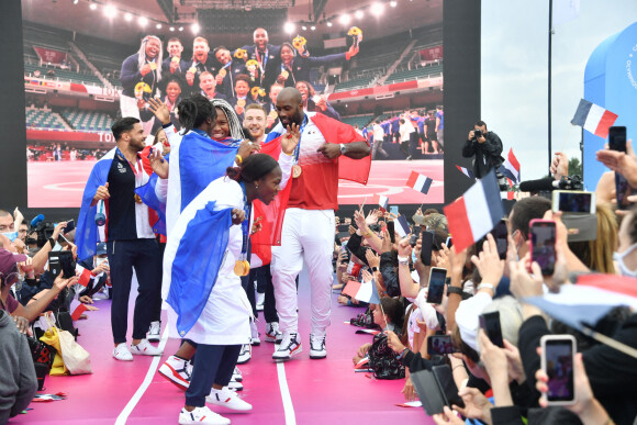 Teddy Riner, Clarisse Agbegnenou, Madeleine Malonga, Romane Dicko, Sarah-Léonie Cysique, Amandine Buchard, Margaux Pinot, Axel Clerget, Alexandre Iddir et Guillaume Chaine - Teddy Riner et l'équipe de France de Judo médaillée des jeux olympiques de Tokyo célébrés au Trocadéro à Paris, le 2 août 2021. © Veeren/Bestimage 