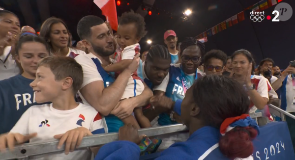 Une victoire qu'elle a célébrée en famille
Clarisse Agbégnénou avec sa fille après sa médaille d'or aux JO 2024 de Paris. Capture France 2.