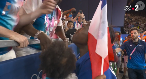 Qu'elle est venue chercher dans les tribunes
Clarisse Agbégnénou avec sa fille après sa médaille d'or aux JO 2024 de Paris. Capture France 2.