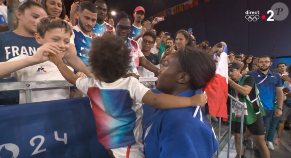 Avec sa fille Athéna
Clarisse Agbégnénou avec sa fille après sa médaille d'or aux JO 2024 de Paris. Capture France 2.