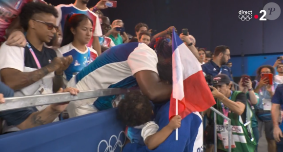 Clarisse Agbégnénou avec sa fille après sa médaille d'or aux JO 2024 de Paris. Capture France 2.