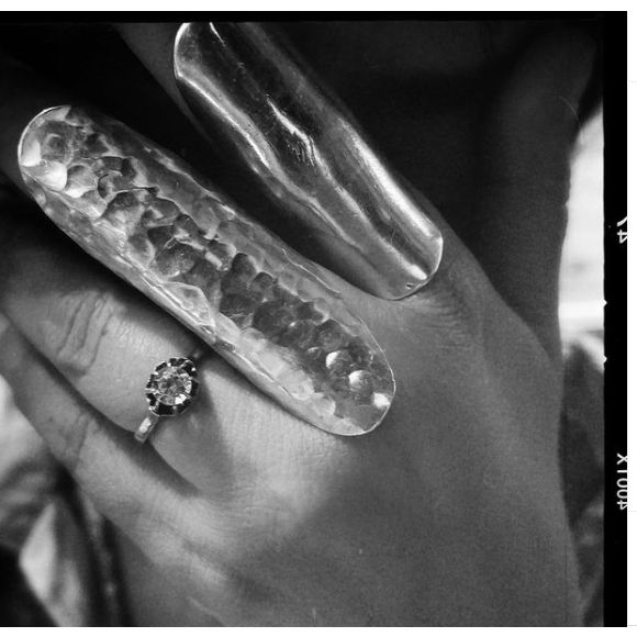 Le 24 juillet dernier, la pétillante brune a révélé qu'elle s'était fiancée ! Sans en dire davantage, elle a simplement dévoilé sa jolie bague.
Romane Bohringer annonce être fiancée sur Instagram. Juillet 2024. 