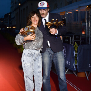 Romane Bohringer et Philippe Rebbot (prix du Meilleur premier film pour "L'amour flou") - Les people posent avec leur prix lors du Festival du Film Romantique de Cabourg, le 15 juin 2019. © Giancarlo Gorassini/Bestimage 