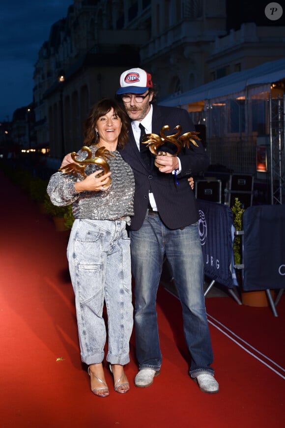 Romane Bohringer et Philippe Rebbot (prix du Meilleur premier film pour "L'amour flou") - Les people posent avec leur prix lors du Festival du Film Romantique de Cabourg, le 15 juin 2019. © Giancarlo Gorassini/Bestimage 