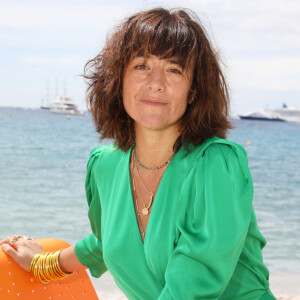 Exclusif - Romane Bohringer du jury de l'oeil d'Or pose sur la plage de la Quinzaine lors du 72ème festival du film de Cannes' le 20 Mai. © Denis Guignebourg/Bestimage 