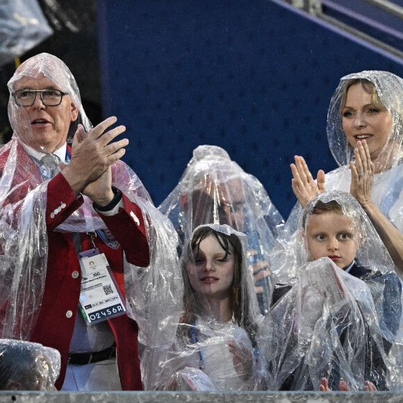 Avec leurs enfants Jacques et Gabriella 
Le prince Albert II de Monaco et la princesse Charlene - Cérémonie d'ouverture des Jeux Olympique (JO) de Paris 2024 le 26 juillet 2024