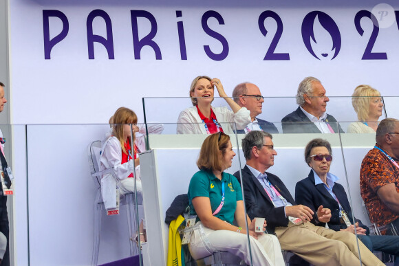 Le prince Albert II de Monaco, la princesse Charlène de Monaco, et leurs enfants, le prince Jacques de Monaco, marquis des Baux, et la princesse Gabriella de Monaco, comtesse de Carladès avec la princesse Anne et son mari Timothy Laurence en tribunes lors du match de Rugby à 7opposant la France à l'Afrique du Sud (19-5) lors des Jeux Olympiques (JO) de Paris 2024, au stade de France, à Sain t-Denis, Sein e Saint-Denis, le 27 juillert 2024. © Jacovides-Perusseau/Bestimage 