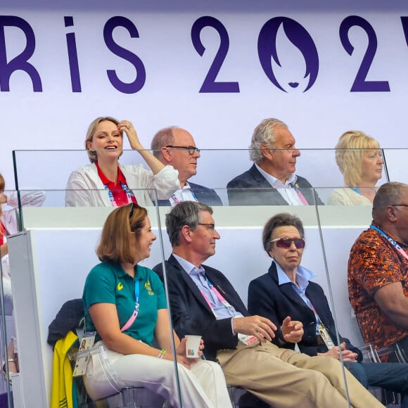 Le prince Albert II de Monaco, la princesse Charlène de Monaco, et leurs enfants, le prince Jacques de Monaco, marquis des Baux, et la princesse Gabriella de Monaco, comtesse de Carladès avec la princesse Anne et son mari Timothy Laurence en tribunes lors du match de Rugby à 7opposant la France à l'Afrique du Sud (19-5) lors des Jeux Olympiques (JO) de Paris 2024, au stade de France, à Sain t-Denis, Sein e Saint-Denis, le 27 juillert 2024. © Jacovides-Perusseau/Bestimage 