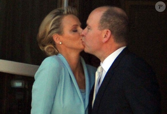 Un bref baiser au balcon du Palais Princier : le prince Albert de Monaco et la princesse Charlene, mariés depuis quelques minutes, offrent leur amour à leurs sujets, le 1er juillet 2011.