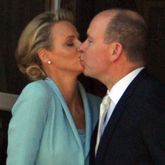 Un bref baiser au balcon du Palais Princier : le prince Albert de Monaco et la princesse Charlene, mariés depuis quelques minutes, offrent leur amour à leurs sujets, le 1er juillet 2011.