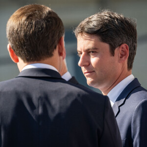 Si leur relation avait démarré sous les meilleurs auspices, depuis la dissolution de l'Assemblée nationale, les deux hommes s'éviteraient comme la peste et ne se "supporteraient plus". 
Emmanuel Macron, president de la Republique avec Gabriel Attal, premier ministre - Les personnalités politiques à la cérémonie du 144ème défilé militaire du 14 juillet, jour de la Fête Nationale, à Paris. © Eric Tschaen / Pool / Bestimage 