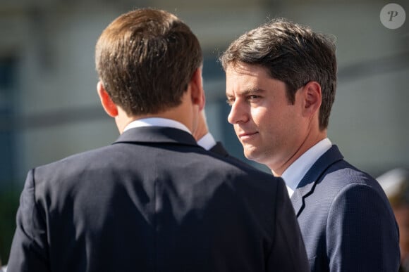 Si leur relation avait démarré sous les meilleurs auspices, depuis la dissolution de l'Assemblée nationale, les deux hommes s'éviteraient comme la peste et ne se "supporteraient plus". 
Emmanuel Macron, president de la Republique avec Gabriel Attal, premier ministre - Les personnalités politiques à la cérémonie du 144ème défilé militaire du 14 juillet, jour de la Fête Nationale, à Paris. © Eric Tschaen / Pool / Bestimage 