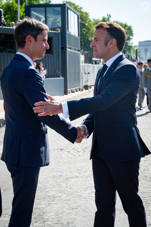 "Emmanuel Macron n'a jamais aimé cette petite musique qui consistait à dire que maintenant tout allait changer. Comme si rien ne s'était passé ces sept dernières années" indique également un parlementaire.
Emmanuel Macron, president de la Republique avec Gabriel Attal, premier ministre - Les personnalités politiques à la cérémonie du 144ème défilé militaire du 14 juillet, jour de la Fête Nationale, à Paris. © Eric Tschaen / Pool / Bestimage 