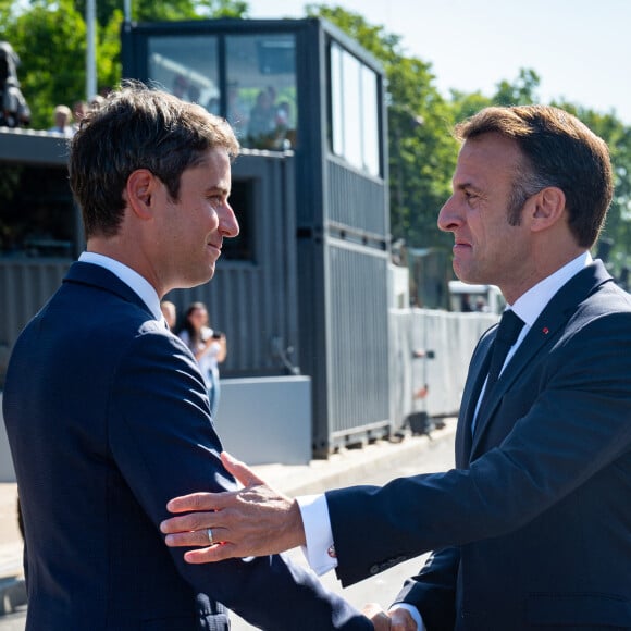 "Emmanuel Macron n'a jamais aimé cette petite musique qui consistait à dire que maintenant tout allait changer. Comme si rien ne s'était passé ces sept dernières années" indique également un parlementaire.
Emmanuel Macron, president de la Republique avec Gabriel Attal, premier ministre - Les personnalités politiques à la cérémonie du 144ème défilé militaire du 14 juillet, jour de la Fête Nationale, à Paris. © Eric Tschaen / Pool / Bestimage 