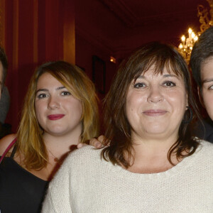 Sebastien Pons, Charlotte Gaccio, Michèle Bernier et Enzo Gaccio à la 150ème représentation de la pièce "Je préfère qu'on reste amis" au Théâtre Antoine à Paris le 5 novembre 2014.