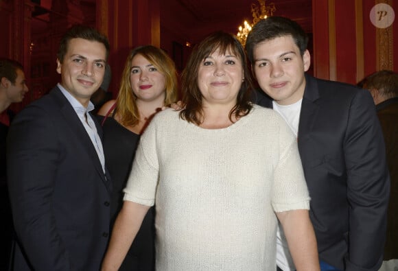 Sebastien Pons, Charlotte Gaccio, Michèle Bernier et Enzo Gaccio à la 150ème représentation de la pièce "Je préfère qu'on reste amis" au Théâtre Antoine à Paris le 5 novembre 2014.