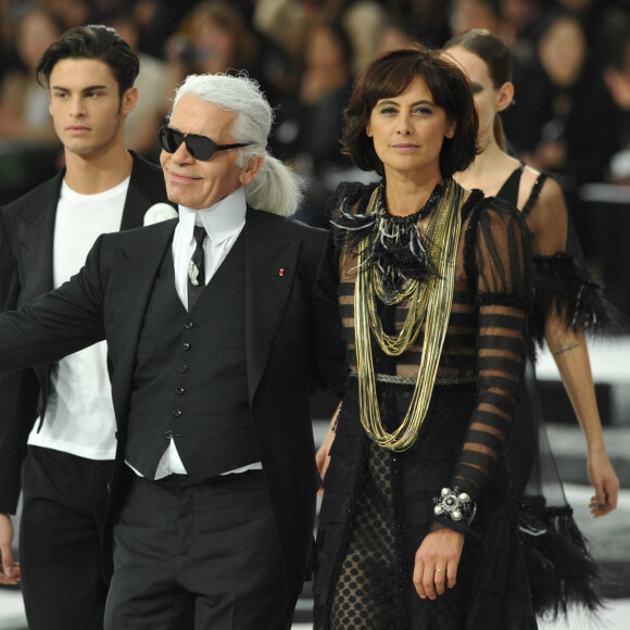 Baptiste Giabiconi, Karl Lagerfeld et Inès de La Fressange lors de la présentation de la collection de prêt-à-porter printemps-été 2011 de Chanel au Grand Palais à Paris, le 5 octobre 2010. Thierry Orban/ABACAPRESS.COM