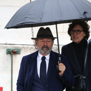 Denis Olivennes et Inès de La Fressange lors des obsèques de l'avocat Georges Kiejman au cimetière Montparnasse à Paris, le 12 mai 2023. Nasser Berzane/ABACAPRESS.COM