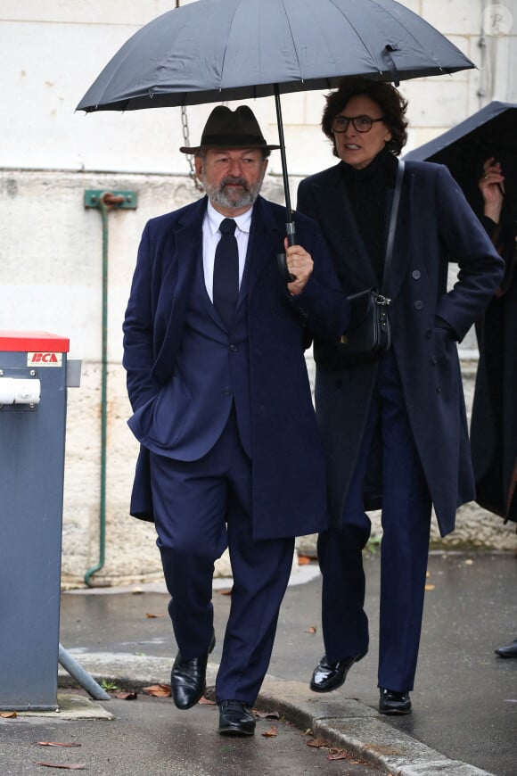 Denis Olivennes et Inès de La Fressange lors des obsèques de l'avocat Georges Kiejman au cimetière Montparnasse à Paris, le 12 mai 2023. Nasser Berzane/ABACAPRESS.COM