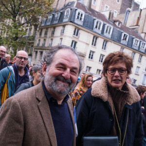 Denis Olivennes et Inès de La Fressange participent à une marche contre l'antisémitisme dans une rue de Paris le 12 novembre 2023. Pierrick Villette/ABACAPRESS.COM