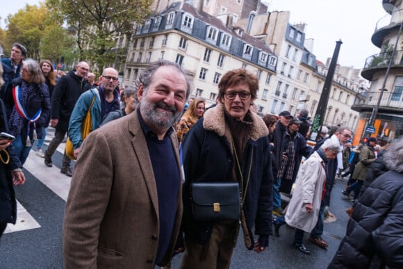 Denis Olivennes et Inès de La Fressange participent à une marche contre l'antisémitisme dans une rue de Paris le 12 novembre 2023. Pierrick Villette/ABACAPRESS.COM