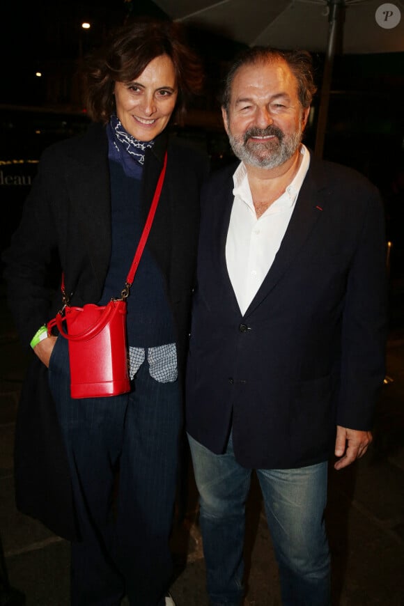 Inès de la Fressange et Denis Olivennes assistent à la soirée de lancement du livre de Jean-Marie Périer, le 26 octobre 2021. Jérôme Domine/ABACAPRESS.COM