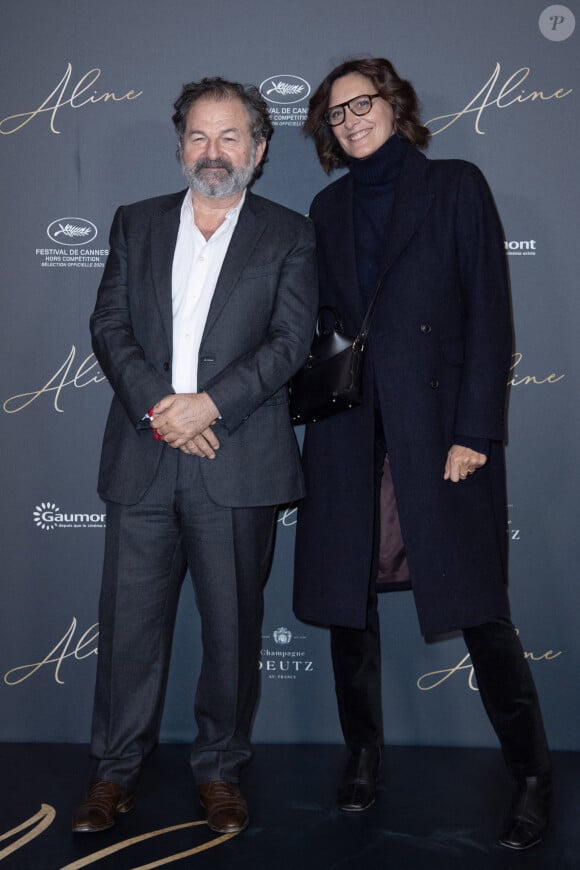 Denis Olivennes et Inès de La Fressange assistent à l'avant-première d'Aline au cinéma Grand Rex à Paris, le 25 octobre 2021. Aurore Maréchal/ABACAPRESS.COM