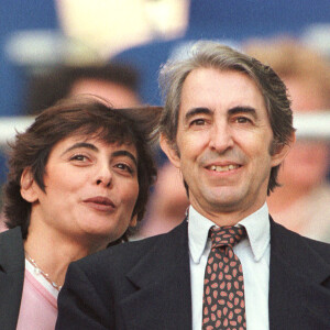 En 2006, Inès de La Fressange a été confrontée à la mort brutale de son mari, emporté par une crise cardiaque.
Inès de La Fressange et son défunt mari Luigi d'Urso assistant à la demi-finale de la Coupe du monde de football, opposant la France à la Croatie, le 8 juillet 1998. LionelHahn/ABACA