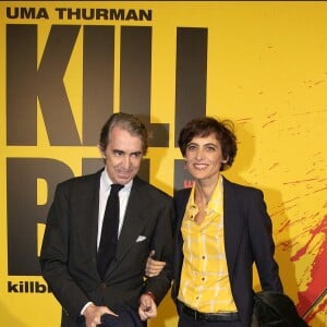 Inès de La Fressange, styliste de mode française et ancien top model, et son mari posent pour les photographes à leur arrivée à la première française du quatrième film de Quentin Tarantino, Kill Bill, au cinéma Rex à Paris, le 4 novembre 2003. Serge Arnal/ABACA