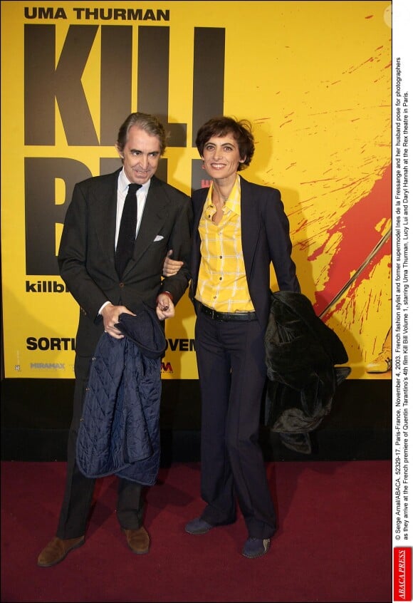 Inès de La Fressange, styliste de mode française et ancien top model, et son mari posent pour les photographes à leur arrivée à la première française du quatrième film de Quentin Tarantino, Kill Bill, au cinéma Rex à Paris, le 4 novembre 2003. Serge Arnal/ABACA