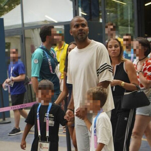 Ce jeudi 1er août, Tony Parker était au Palais omnisports Bercy Arena pour assister aux épreuves de gymnastique artistique féminine, finale du concours général. 
Tony Parker avec ses fils Josh et Liam et sa compagne Agathe Teyssier lors des Jeux Olympiques de Paris2024 (JO)