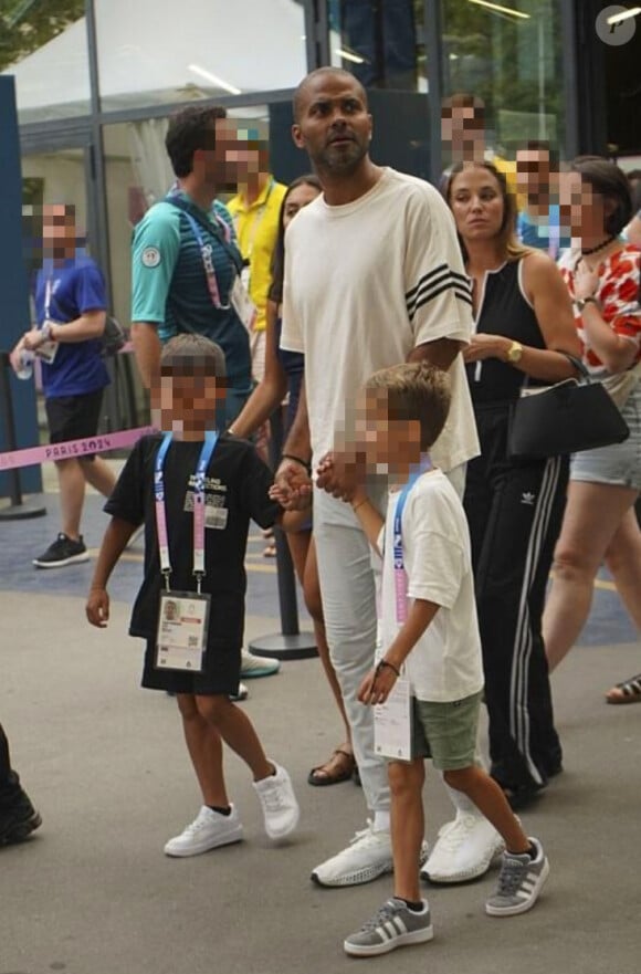 Ce jeudi 1er août, Tony Parker était au Palais omnisports Bercy Arena pour assister aux épreuves de gymnastique artistique féminine, finale du concours général. 
Tony Parker avec ses fils Josh et Liam et sa compagne Agathe Teyssier lors des Jeux Olympiques de Paris2024 (JO)