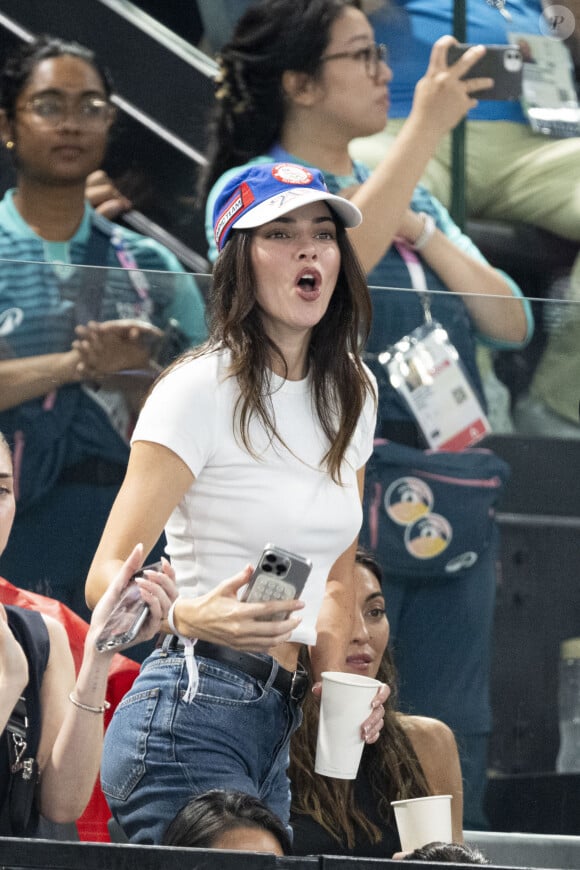 D'autres stars ont également été vues dans les gradins. A l'instar du top model Kendall Jenner.
Kendall Jenner entourée d'amis assiste aux épreuves de Gymnastique artistique féminine, finale du concours général lors des Jeux Olympiques de Paris 2024 (JO) au Palais omnisports Bercy Arena, à Paris le 1er aout 2024. © Perusseau-Jacovides/Bestimage 