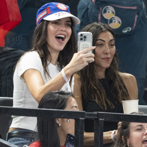 Kendall Jenner entourée d'amis assiste aux épreuves de Gymnastique artistique féminine, finale du concours général lors des Jeux Olympiques de Paris 2024 (JO) au Palais omnisports Bercy Arena, à Paris le 1er aout 2024. © Perusseau-Jacovides/Bestimage 